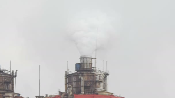Fumar tubos industriais. Poluição do ar de fumaça industrial — Vídeo de Stock