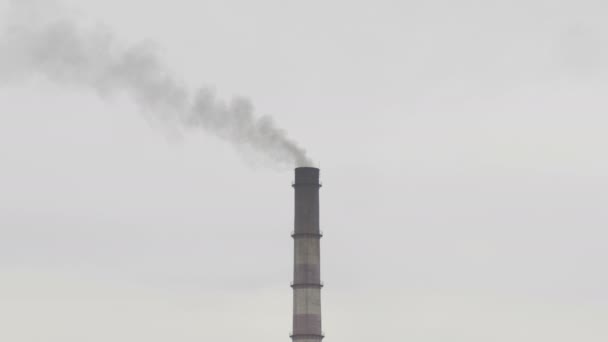 Fumar tuberías industriales. Contaminación del aire por humo industrial — Vídeos de Stock