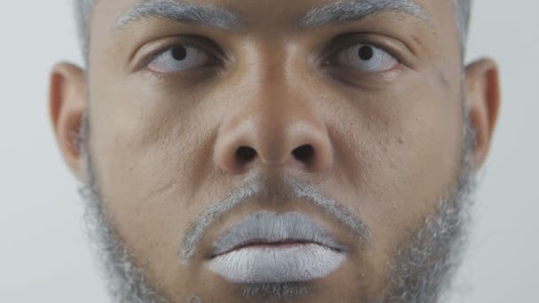 Kadar yakın uzaylı Afro-Amerikan adamın beyaz göz ve dudak ile portre — Stok video