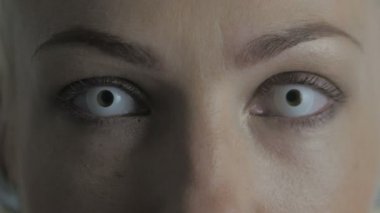 Makro yakın çekim kadının gözleri yanıp sönen beyaz göz lensler ile