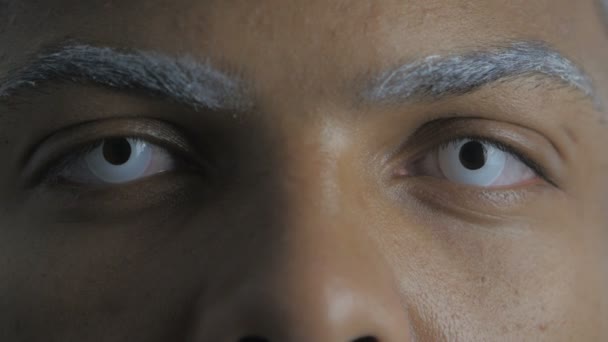 Gros plan sur les yeux de l'homme afro-américain avec des lentilles à yeux blancs — Video