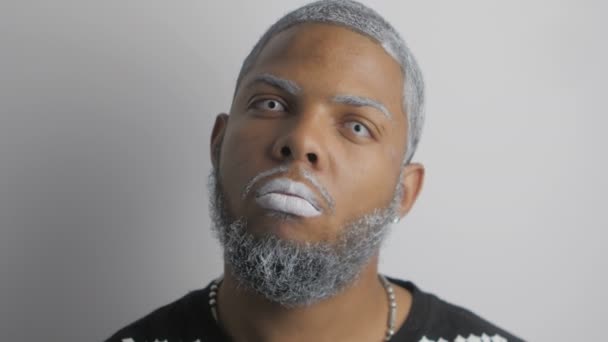 Retrato de Terrible hombre afroamericano con ojos y labios blancos — Vídeo de stock