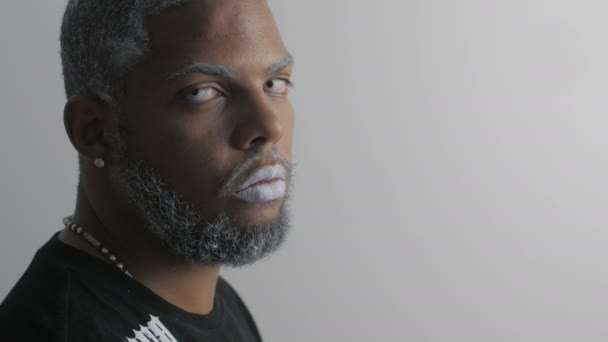 Close Up portréja szörnyű afro-amerikai ember a fehér szem és az ajkak — Stock videók