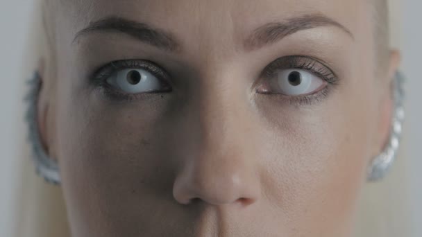 Macro Close-up ojos de las mujeres con lentes de ojos blancos parpadeando — Vídeos de Stock