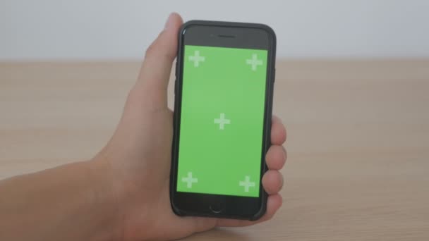 Nahaufnahme männlicher Hände, die das Smartphone berühren. Green Screen Chroma-Taste. — Stockvideo