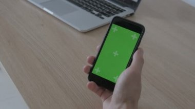 Portre erkek el smartphone dokunmadan. Yeşil ekran Chroma Key.