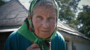 Çok yaşlı kadın yalnız bir eşarp Garden açık