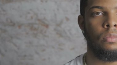 Bir sakallı bir Afrikalı-Amerikalı yarım yüz portresi