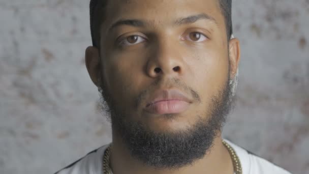 Bir sakallı bir Afrikalı-Amerikalı yakın çekim portresi — Stok video