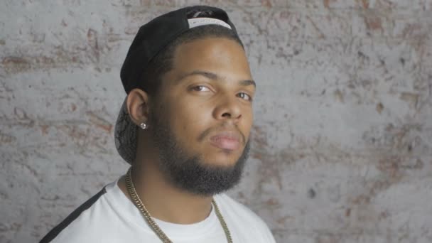 Porträtt av afro amerikansk rappare hip hopper i cap — Stockvideo