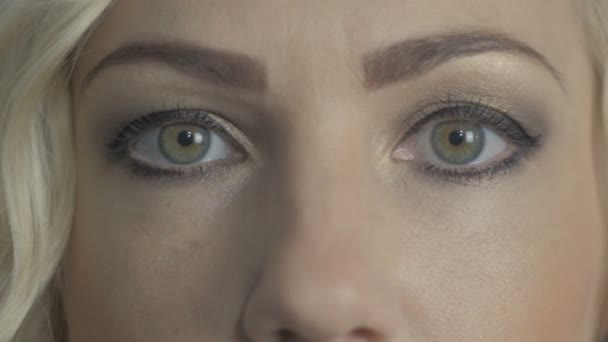 Macro fechar os olhos de mulher loira — Vídeo de Stock