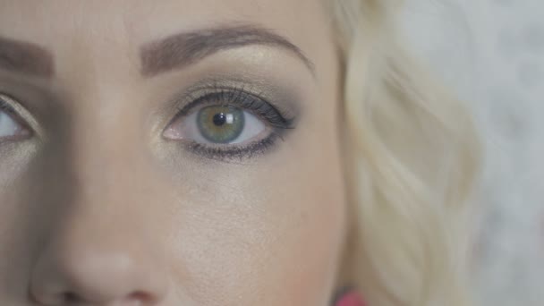 Макро крупным планом глаз блондинки — стоковое видео