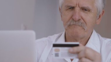 Komuta sizde shoping online evde yakın çekim görünümünü laptop, kredi kartı numarası yazarak