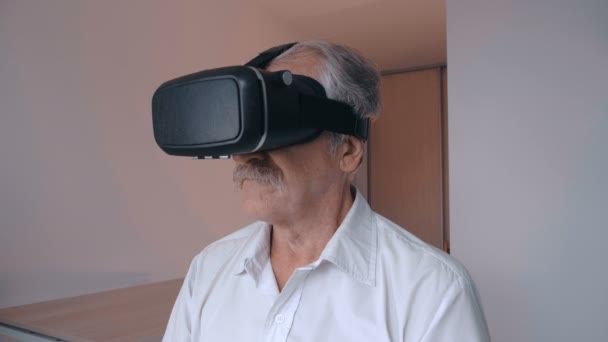 수석 남자 집에서 거실에서 360 비디오 시청을 위한 그의 Vr 헤드셋을 사용 하 여 — 비디오