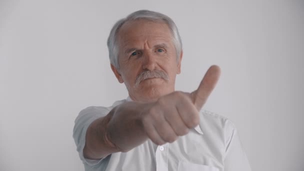 Senior man toonde zijn duim omhoog en dan veranderd zijn duim naar beneden, toonde. Teken van afwijzen — Stockvideo