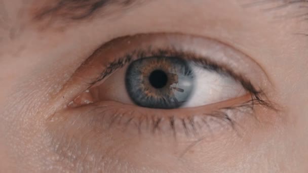 Primer plano de un ojo masculino — Vídeo de stock