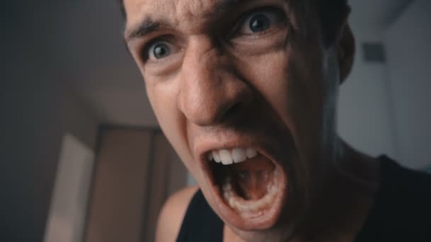 Θυμωμένος άνθρωπος ουρλιάζοντας και απειλεί με τη βία στο σπίτι στην κουζίνα. — Αρχείο Βίντεο