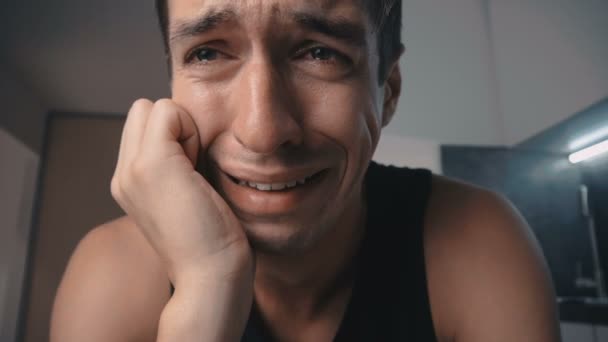 Portret van de jonge man Crying met tranen in de ogen thuis — Stockvideo