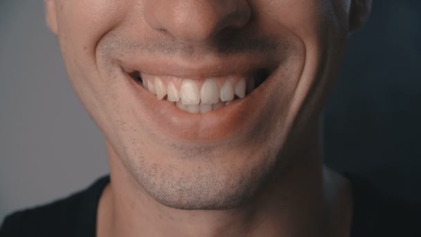 Dekat dengan bahagia pemuda tersenyum — Stok Video