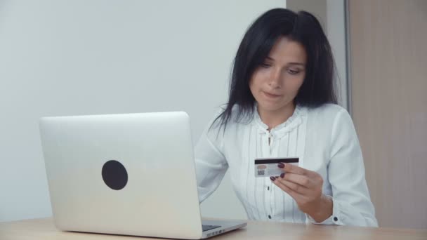 Επιχειρήσεων γυναίκα online αγορές με πιστωτική κάρτα και φορητό υπολογιστή στο γραφείο — Αρχείο Βίντεο