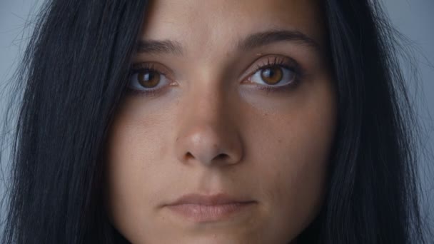 茶色の目で若い女性のブルネットのクローズ アップの顔の肖像画 — ストック動画