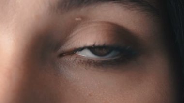 Makro yakın çekim Brown kadının göz yanıp