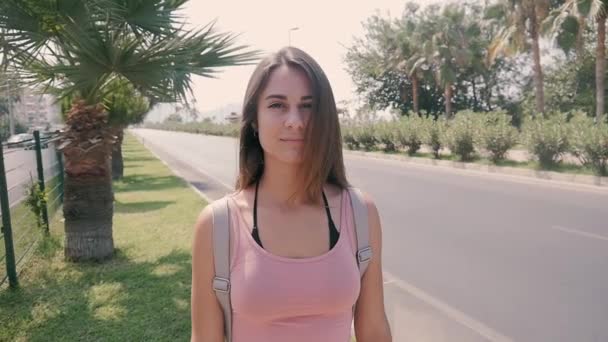 Retrato de la joven mujer bonita en la calle de la ciudad en verano caliente en el complejo tropical — Vídeos de Stock