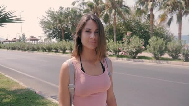 Portrait of young pretty woman at city street on hot summer at tropical resort — Stock Video