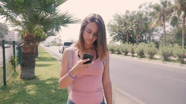 Retrato de jovem turista usando telefone inteligente na rua da cidade no verão quente no resort tropical — Vídeo de Stock