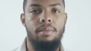 Beyaz arka plan, beyaz gömlekli Afrikalı-Amerikalı işadamı portresi kapatın