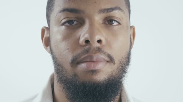 Close up retrato de empresário afro-americano em camisa branca no fundo branco — Vídeo de Stock