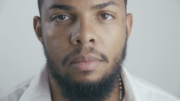 Close up retrato de empresário afro-americano em camisa branca no fundo branco — Vídeo de Stock