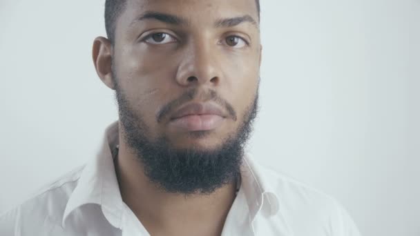 Beyaz arka plan, beyaz gömlekli Afrikalı-Amerikalı işadamı portresi kapatın — Stok video