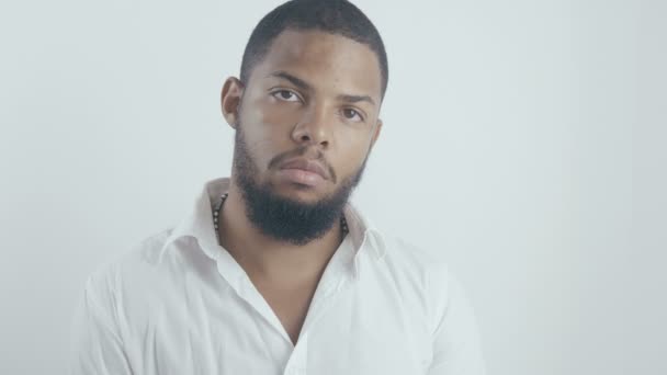 Retrato de hombre de negocios afroamericano en camisa blanca en fondo blanco — Vídeos de Stock