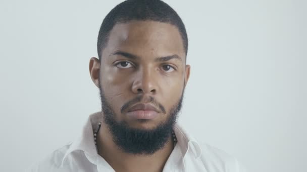 Primer plano retrato de hombre de negocios afroamericano en camisa blanca en fondo blanco — Vídeos de Stock