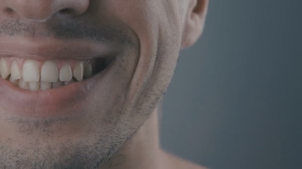 흰색 배경에 고립 된 치아를 미소 닫습니다. 미소 남자의 세부 사항입니다. 흰색 바탕에 웃 고 하는 젊은 여자. — 비디오