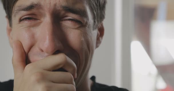 눈에 눈물 울고 슬픈 남자의 닫습니다. 그의 뺨을 내려 실행 하는 눈물 — 비디오