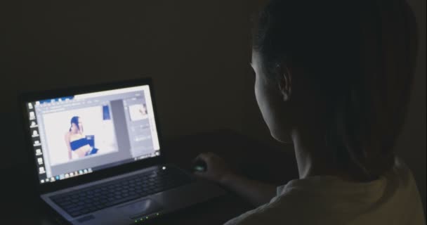 Νεαρή γυναίκα σχεδιαστής εργάζεται με φορητό υπολογιστή στο σπίτι αργά τη νύχτα — Αρχείο Βίντεο