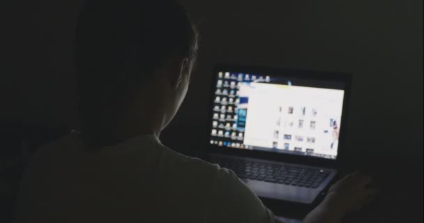 Joven mujer de negocios trabajando con el ordenador portátil en casa tarde en la noche — Vídeos de Stock
