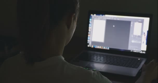 Jovem mulher de negócios trabalhando com laptop em casa tarde da noite — Vídeo de Stock