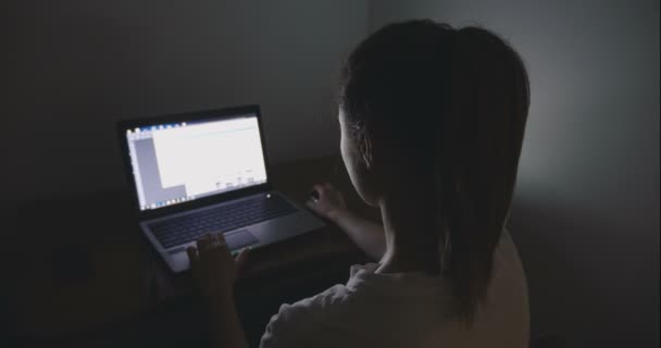 夜遅くまで自宅のラップトップで働く若いビジネス女性 — ストック動画