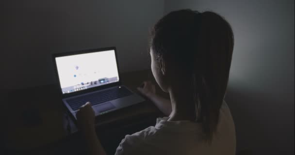 Jonge zakenvrouw werken met laptop thuis laat in de avond — Stockvideo