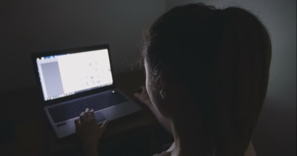 Jonge zakenvrouw werken met laptop thuis laat in de avond — Stockvideo