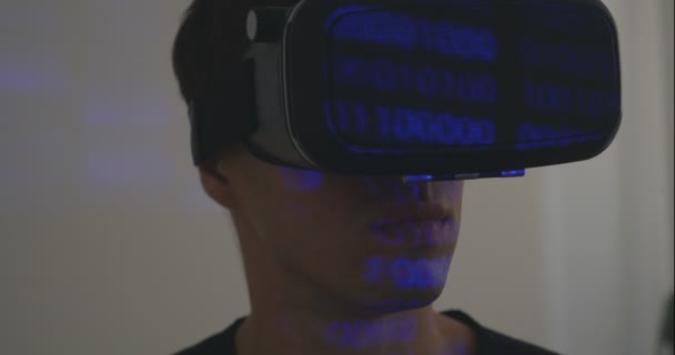 Uomo programmatore indossa la realtà virtuale hemlet o VR Occhiali con riflesso codice binario — Video Stock