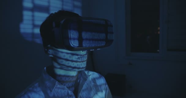 Futuristische Mann Programmierer tragen Virtual-Reality-Hemlet oder VR-Brille mit binären Code Reflexion — Stockvideo