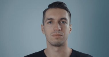 tarafsız bir arka plan üzerinde genç adam portresi