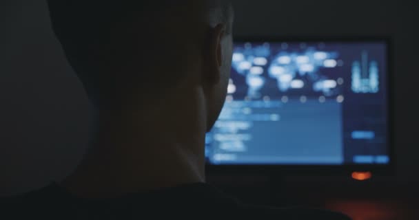 ハッカーは、暗い部屋で働いています。 — ストック動画