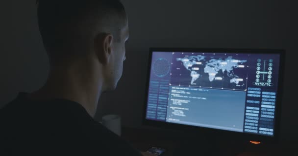 Hacker está trabalhando no quarto escuro — Vídeo de Stock