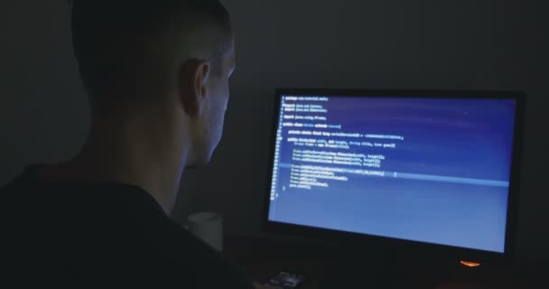 ІТ-програміст-програміст працює на комп'ютері в центрі кібербезпеки вночі — стокове відео