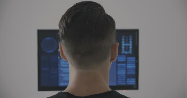 Ember programozó dolgozik a Hivatal számítógép hátulnézete — Stock videók